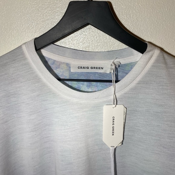 NWT White T-shirt 3-D Blue & Green Floral Overlapping Vibrant Print On Backside - Picture 4 of 5